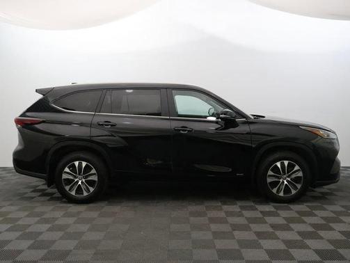 Black 2025 Toyota Highlander Hybrid XLE