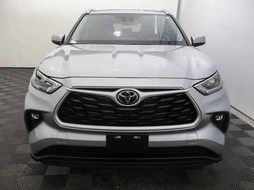 Silver 2025 Toyota Highlander Hybrid XLE
