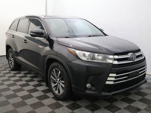 Black 2019 Toyota Highlander Hybrid XLE