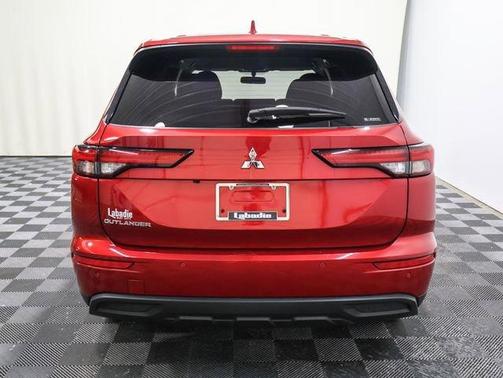 2022 Mitsubishi Outlander ES