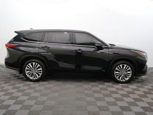 Black 2023 Toyota Highlander Hybrid Platinum