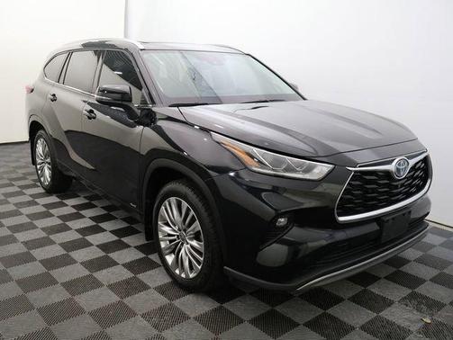 Black 2023 Toyota Highlander Hybrid Platinum