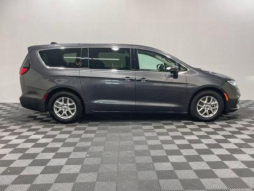 2023 Chrysler Pacifica Touring-L