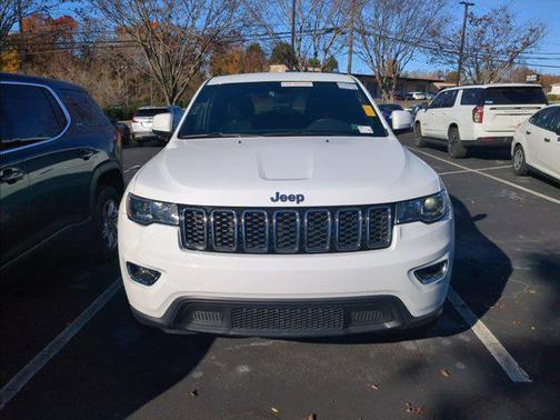 Photo 2 of 3 of 2017 Jeep Grand Cherokee Laredo