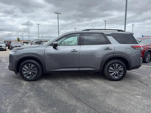 2024 Nissan Pathfinder SV