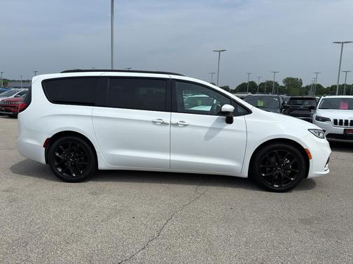 2023 Chrysler Pacifica Touring-L