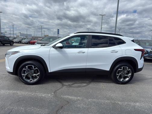 Summit White 2024 Chevrolet Trax LT