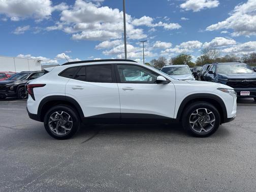 Summit White 2024 Chevrolet Trax LT
