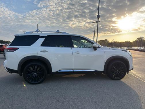 2022 Nissan Pathfinder Platinum