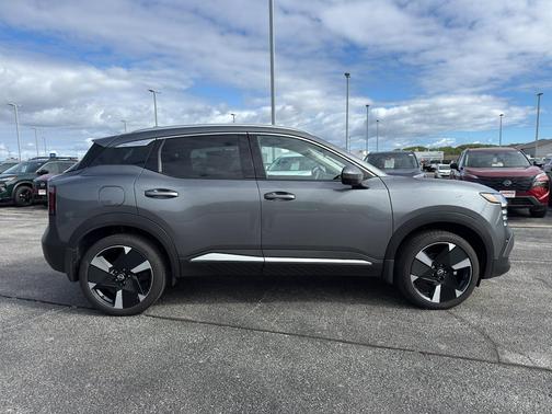 Gun Metallic 2025 Nissan Kicks SR