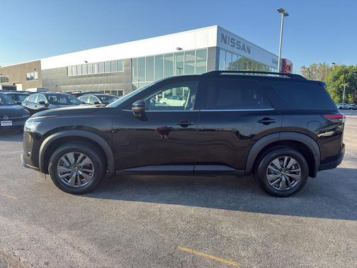 Black 2022 Nissan Pathfinder SV