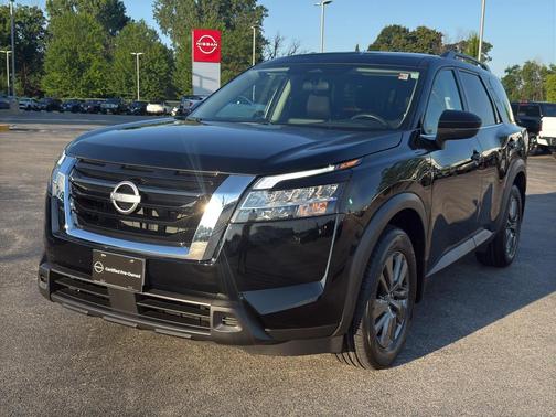 Black 2022 Nissan Pathfinder SV