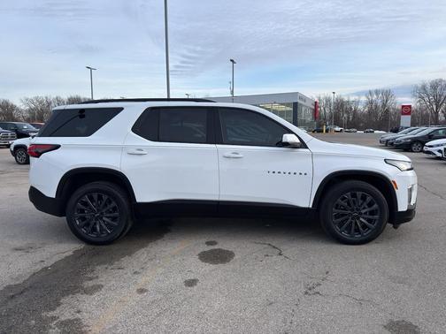 Summit White 2023 Chevrolet Traverse RS