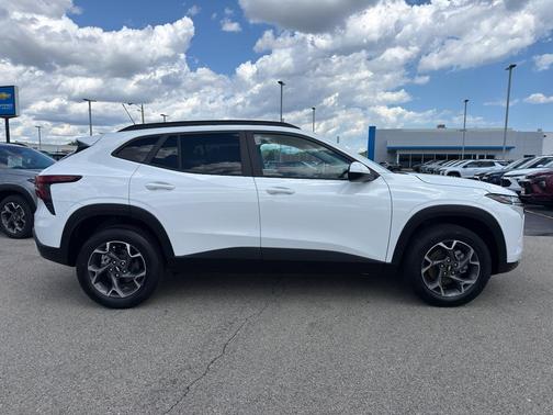 Summit White 2024 Chevrolet Trax LT