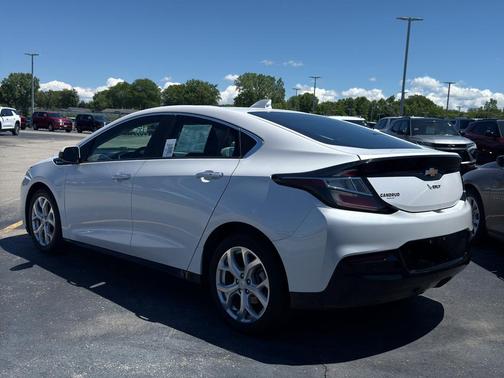 Iridescent Pearl Tricoat 2017 Chevrolet Volt Premier