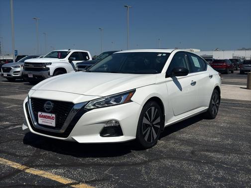 White 2019 Nissan Altima 2.5 SV