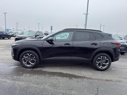 Mosaic Black Metallic 2024 Chevrolet Trax LT