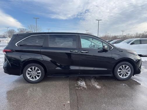 2022 Toyota Sienna XLE