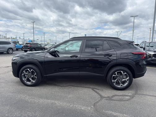 Mosaic Black Metallic 2024 Chevrolet Trax LT