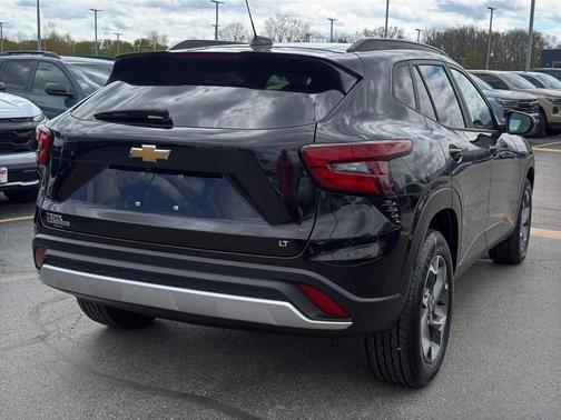 Mosaic Black Metallic 2024 Chevrolet Trax LT