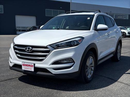 Dazzling White 2017 Hyundai TUCSON SE