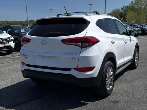 Dazzling White 2017 Hyundai TUCSON SE
