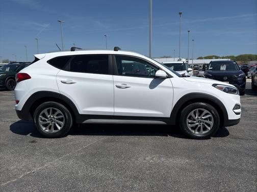 Dazzling White 2017 Hyundai TUCSON SE