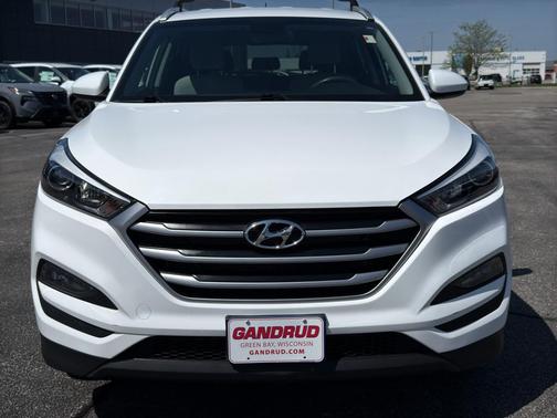 Dazzling White 2017 Hyundai TUCSON SE