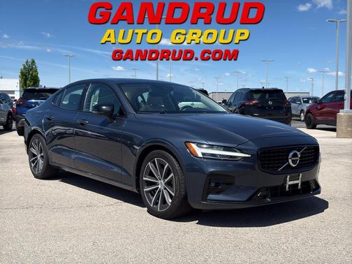 Denim Blue Metallic 2022 Volvo S60 MOMENTUM