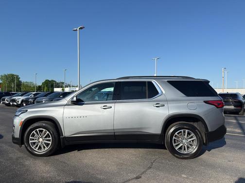 Sterling Gray Metallic 2023 Chevrolet Traverse LT Cloth