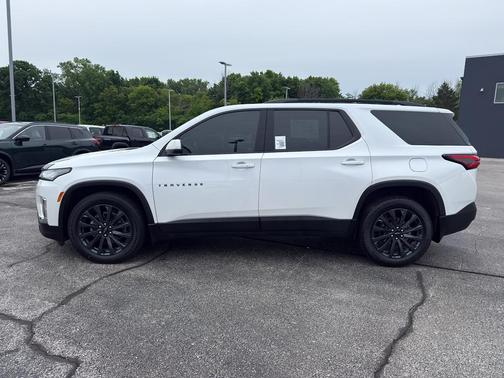 Iridescent Pearl Tricoat 2022 Chevrolet Traverse RS