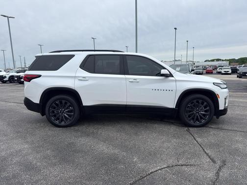 Iridescent Pearl Tricoat 2022 Chevrolet Traverse RS