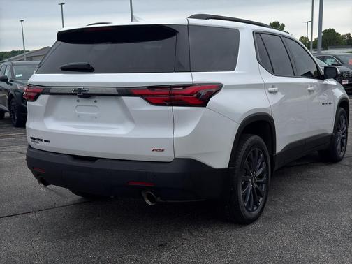 Iridescent Pearl Tricoat 2022 Chevrolet Traverse RS