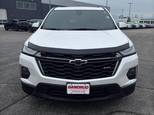 Iridescent Pearl Tricoat 2022 Chevrolet Traverse RS