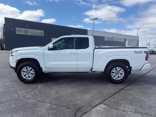 Glacier White 2024 Nissan Frontier SV