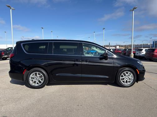 2024 Chrysler Pacifica Touring-L