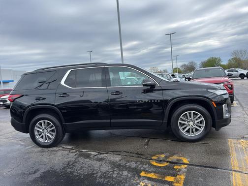 Mosaic Black Metallic 2023 Chevrolet Traverse LT Cloth