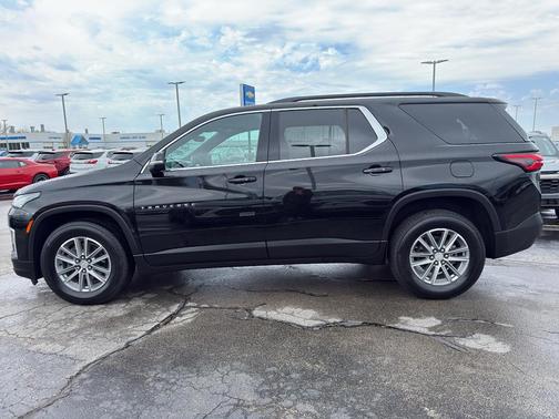 Mosaic Black Metallic 2023 Chevrolet Traverse LT Cloth