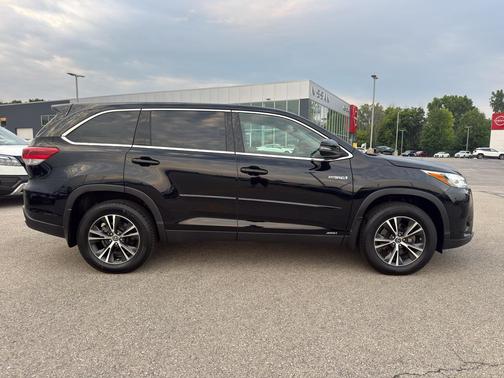 Midnight Black Metallic 2019 Toyota Highlander Hybrid LE