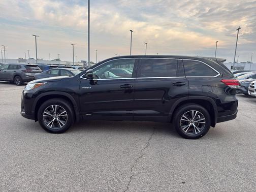 Midnight Black Metallic 2019 Toyota Highlander Hybrid LE