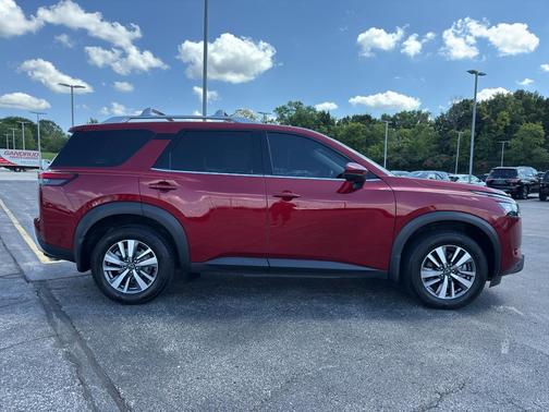 2024 Nissan Pathfinder SL