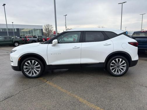 Iridescent Pearl Tricoat 2023 Chevrolet Blazer Premier