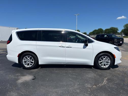 Bright White Clearcoat 2024 Chrysler Voyager LX