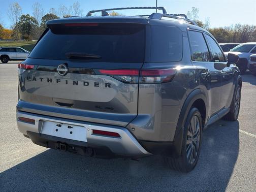 2022 Nissan Pathfinder SL