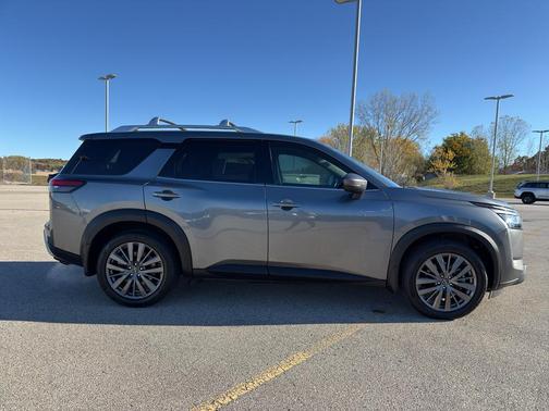 2022 Nissan Pathfinder SL