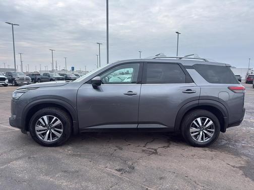 2024 Nissan Pathfinder SL