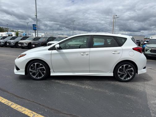 Blizzard Pearl 2017 Toyota Corolla iM Base