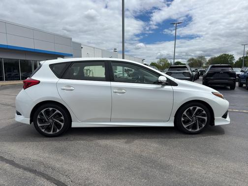 Blizzard Pearl 2017 Toyota Corolla iM Base