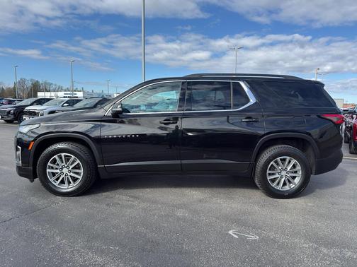 Mosaic Black Metallic 2023 Chevrolet Traverse LT Cloth