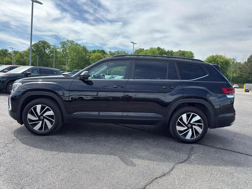 Deep Black Pearl Effect 2024 Volkswagen Atlas 2.0T SE